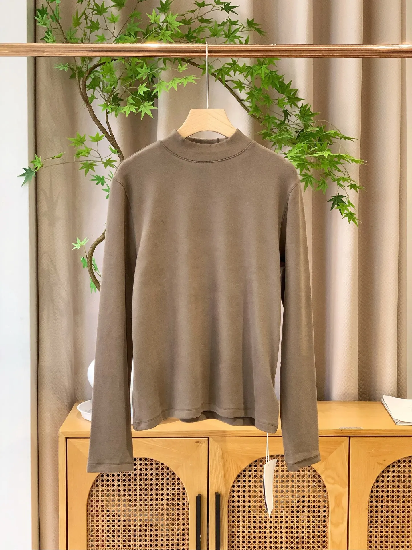 

Новинка ранней весны: стильный теплый флисовый трикотаж с высоким воротом для женщин, подходящий для повседневной носки и работы.