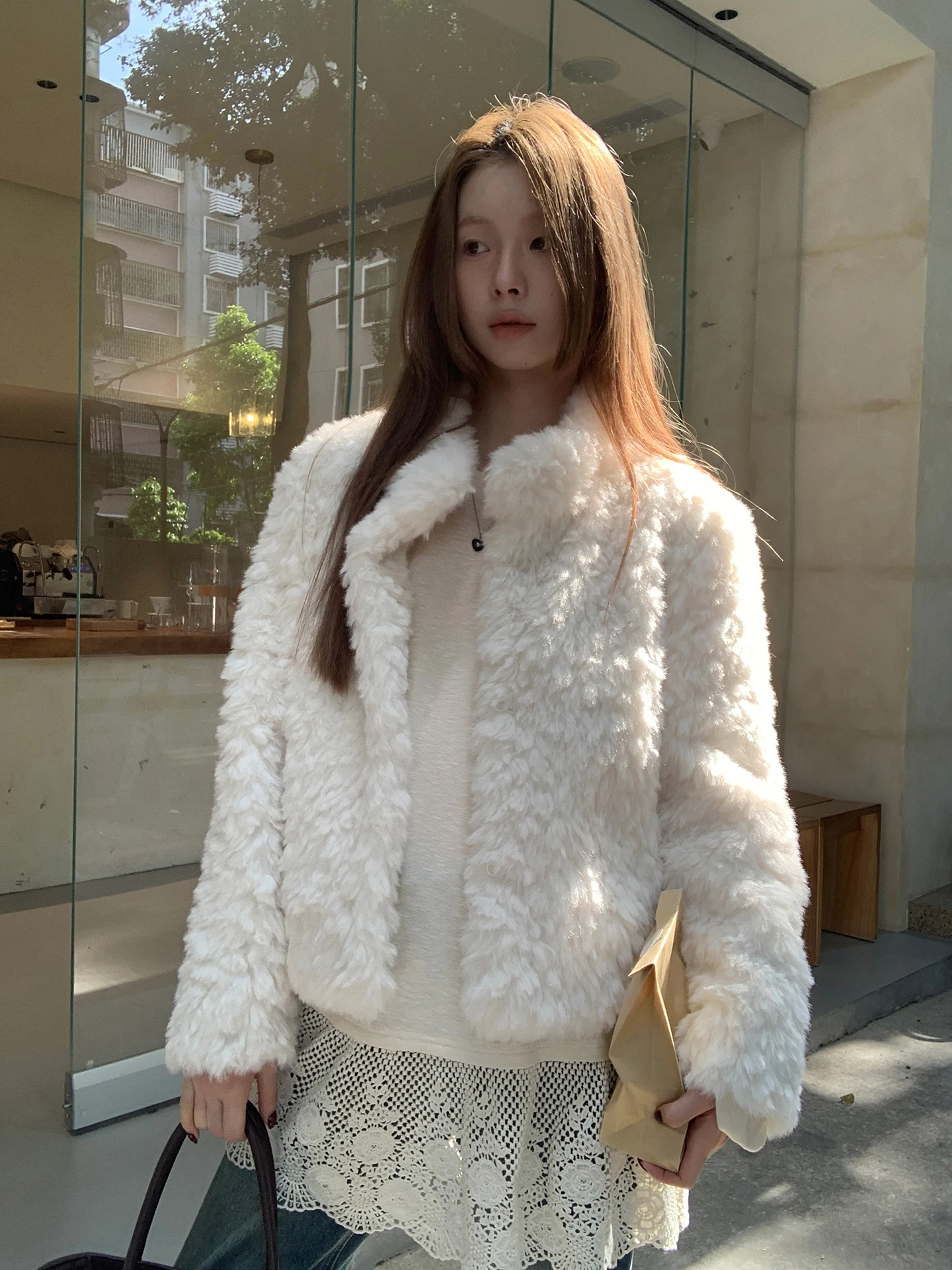 جاكيت نسائي من الفرو الأبيض، موديل خريف وشتاء 2025 الجديد، تصميم كوري أنيق، معطف قطني عصري للتنقل اليومي #4