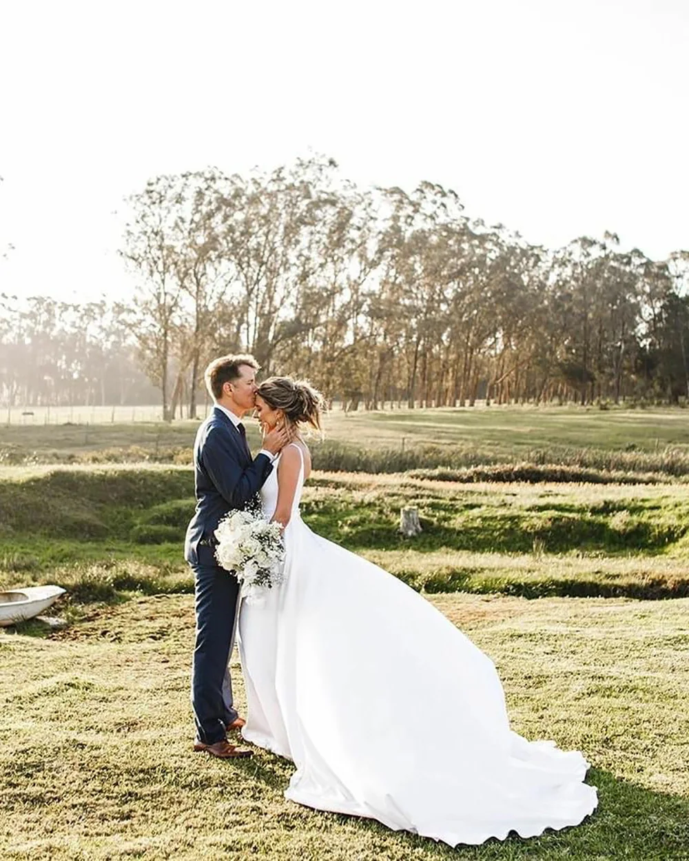 Vestidos de casamento civil 2025 noivas com decote em v uma linha elegante vestido de noiva sexy cinta de espaguete sem costas vestido de noiva personalizado