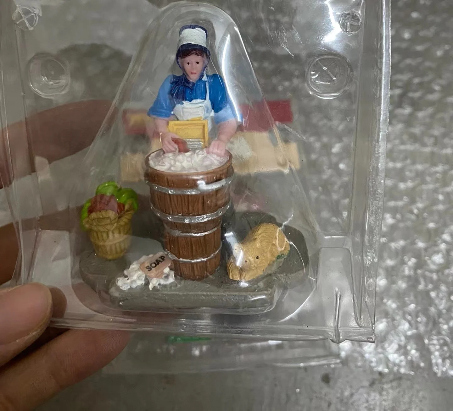 

Resin figure mental psychological sand table game box court therapy doing washing