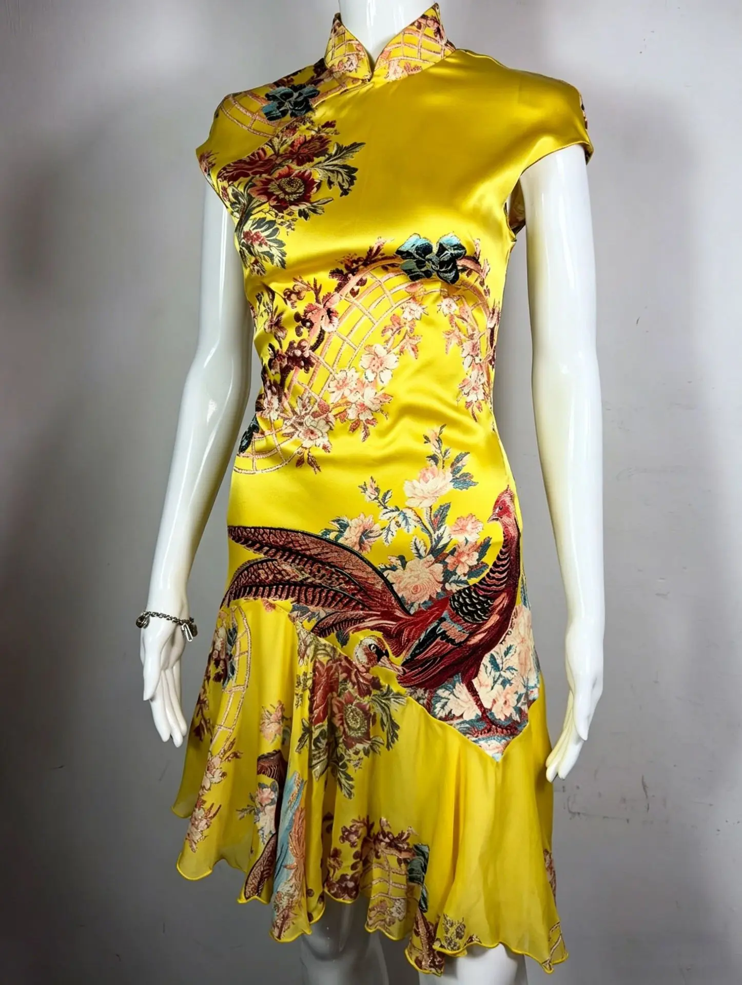 Image of Neues chinesisches modifiziertes Cheongsam-Kleid mit Stehkragen, Fischschwanzrock, rückenfreiem Design und gerüschter Taille, sexy Kleid