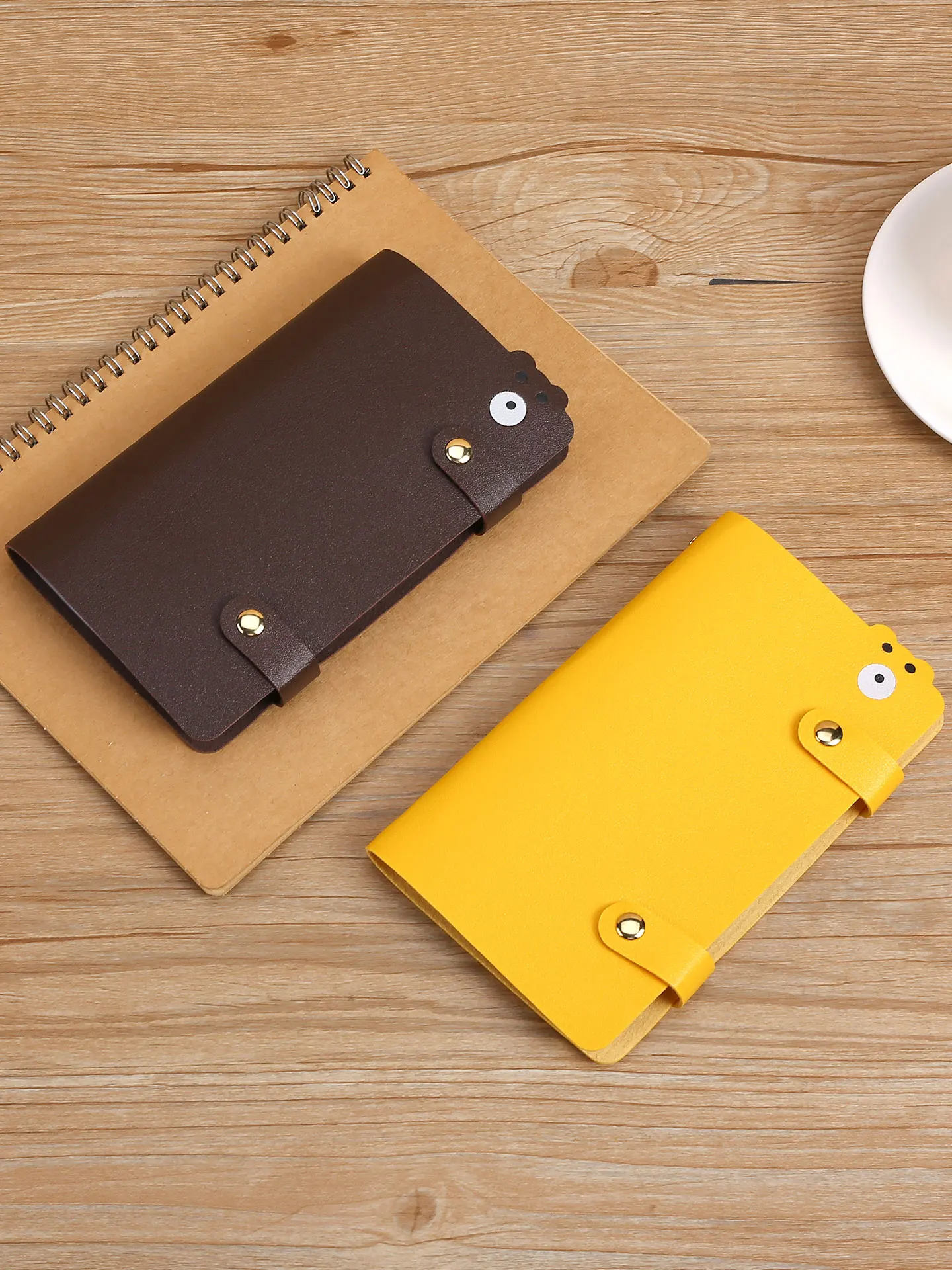 carteira-porta-cartoes-de-couro-pu-vertical-com-design-de-urso-grande-capacidade-e-multiplos-slots-para-cartoes-feita-a-mao-para-jovens