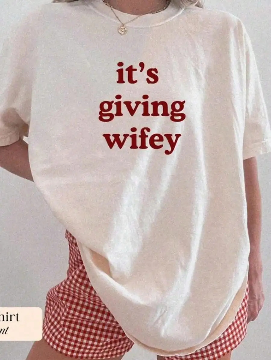 

Женская хлопковая футболка оверсайз с принтом "It's Giving Wifey", повседневный свободный топ