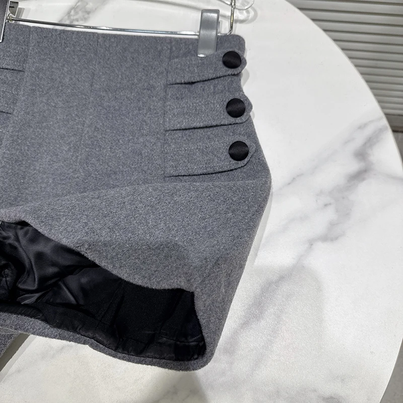 กางเกงขาสั้นทรงเอวสูงผ้าขนสัตว์สีเทา กระดุมแบบฝรั่งเศส สไตล์ใหม่ ฤดูใบไม้ร่วง-ฤดูหนาว ปี 2025 สำหรับผู้หญิง ดีไซน์หรูหรา เหมาะสำหรับใส่ไปทำงาน