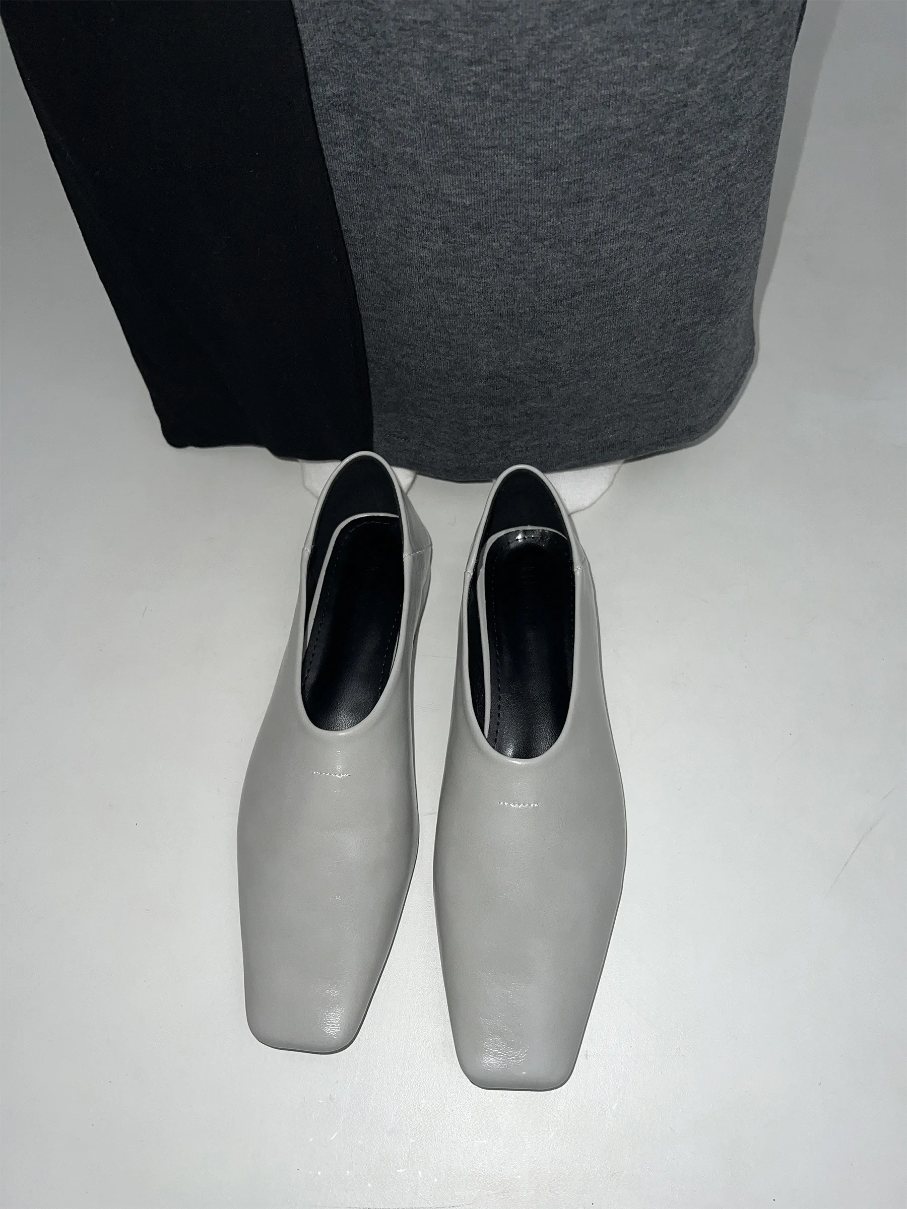 أحذية لوفر كورية الطراز بلون رمادي دخاني ذات قاعدة مسطحة للربيع المبكر، أحذية جلدية صغيرة بمقدمة مربعة للتنقل اليومي، أحذية م...