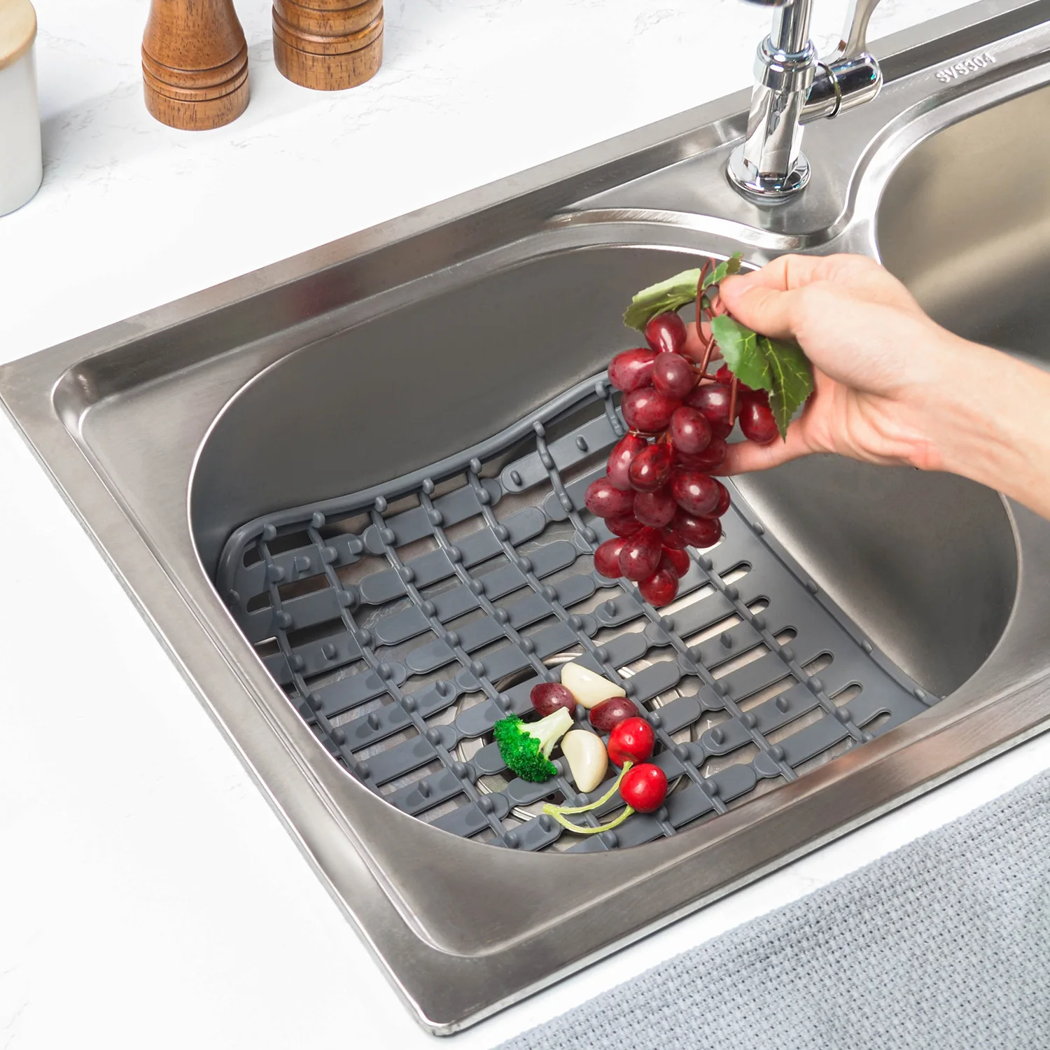 Premium silicone sink mat with non-slip base heat resistant up to 230°C versatile drainage pad for kitchen countertops matte fin