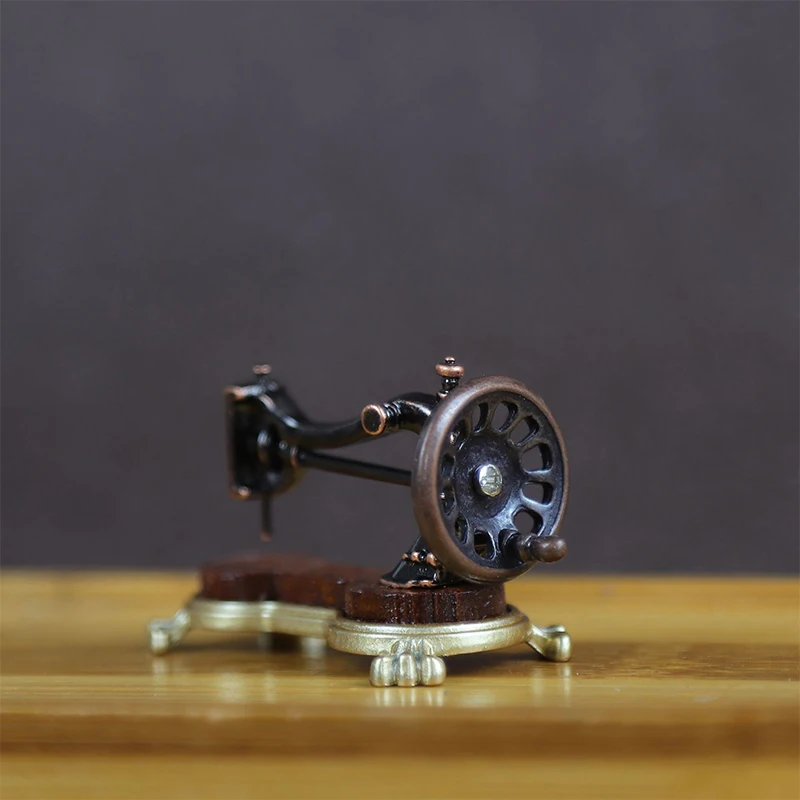 1 ชิ้น 1:12 Dollhouse Miniature จักรเย็บผ้า Retro เฟอร์นิเจอร์ชุดตกแต่งบ้านของเล่นตุ๊กตาอุปกรณ์เสริม House