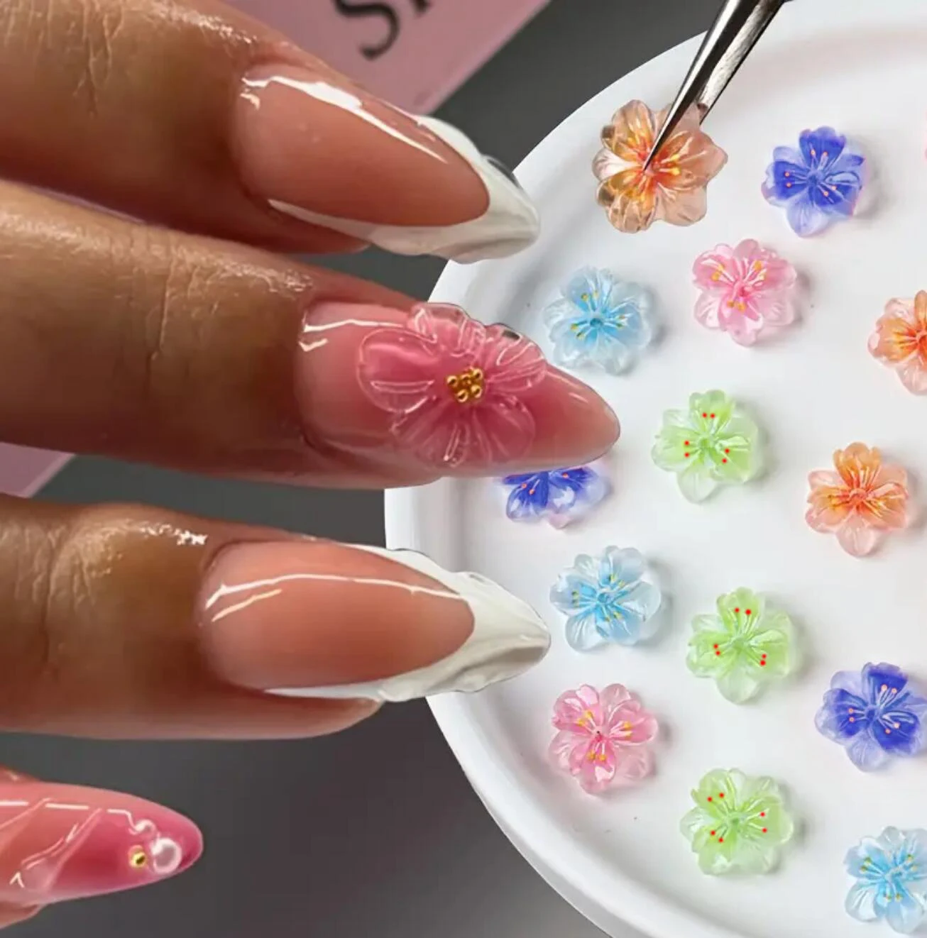 50 stks Willekeurige Hars Kleurrijke Sakura Nail Charms Glanzende Perzik Bloesem Nail Decoraties Doorschijnende Azalea Bloem Manicure Accesso
