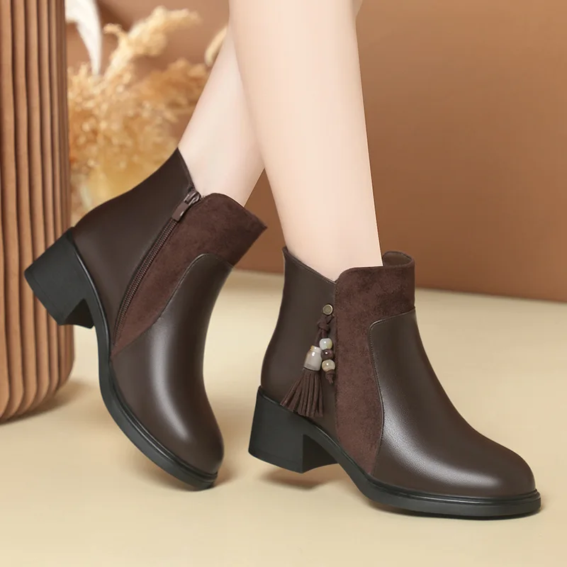 

Элегантная женская обувь в стиле ретро, 5 см, ботинки из мягкой кожи на меху, короткие ботильоны на блочном каблуке 2025 года с бусинами и кисточками для офиса, повседневная мама