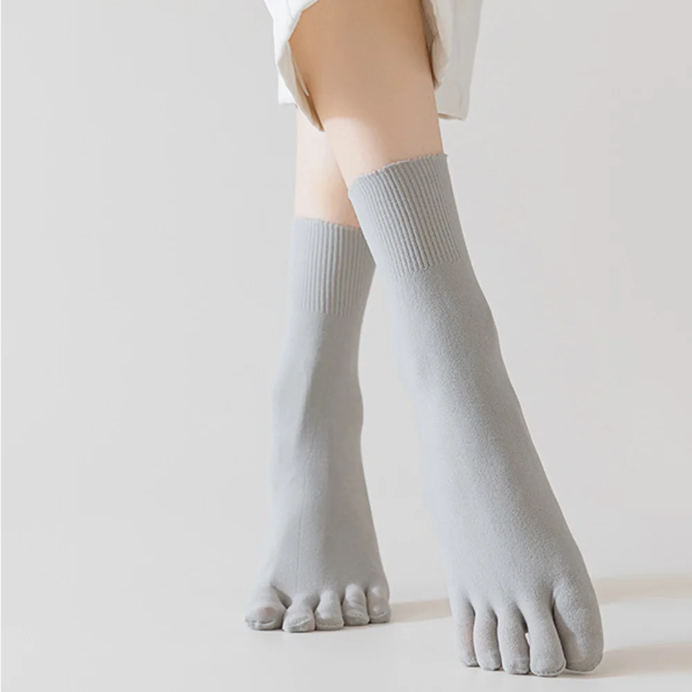 أزياء الجوارب القصيرة خمسة أصابع الجوارب بلون سبليت تو خمسة اصبع القدم منتصف أنبوب الجوارب رقيقة تنفس الرجال