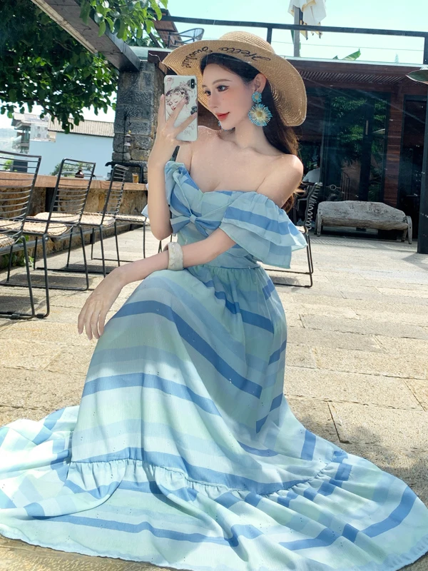 กระโปรงชายหาดลายดอกไม้พิมพ์ลายดอกไม้ฤดูร้อนผ้าชีฟองเอวสูงแบบพันไหล่ข้างเดียวสีฟ้าลายทางของ Sanya Island Beach Sle สำหรับวันหยุดพักผ่อน