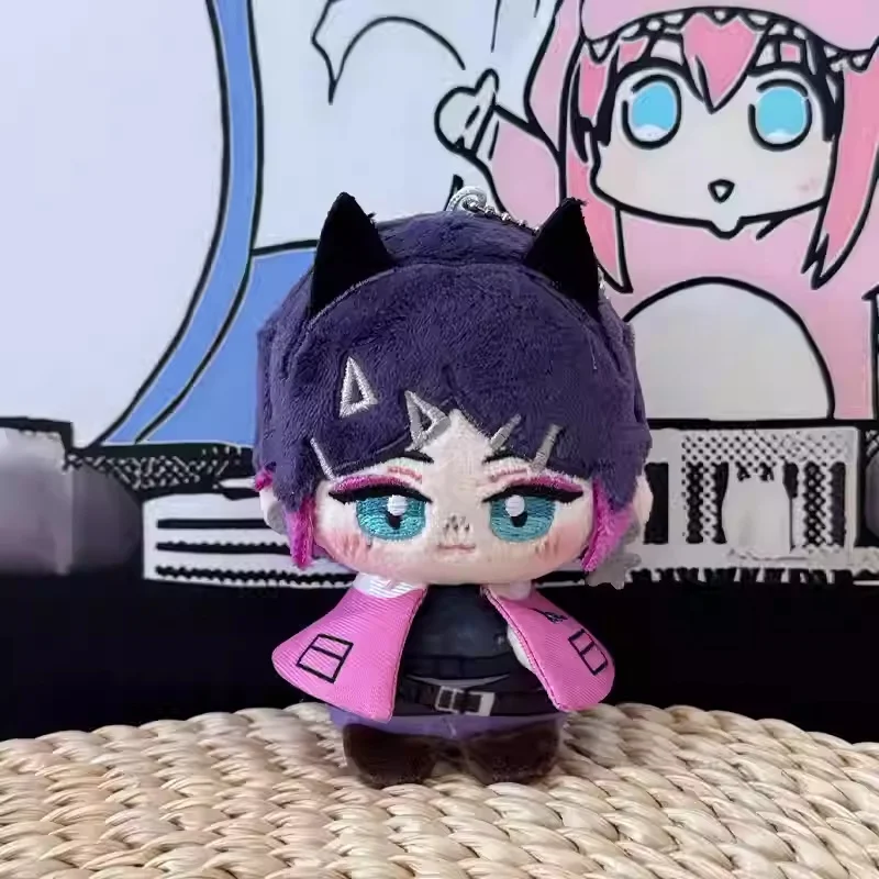 100%オリジナルの大胆な契約アニメゲーム周辺機器、座り姿勢の小さな人形ぬいぐるみ、バックパックペンダント、キーホルダー、小さな人形