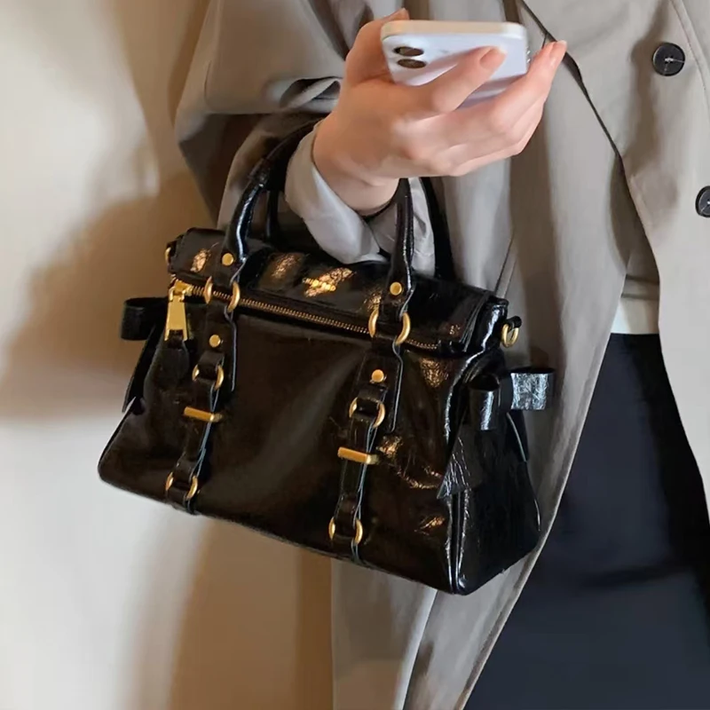 حقيبة سحابة نسائية ذات ثنيات ذات علامة تجارية جديدة راقية فاخرة بلون واحد حقائب يد مصممة للترفيه حقيبة كروس للركاب مع قلادة