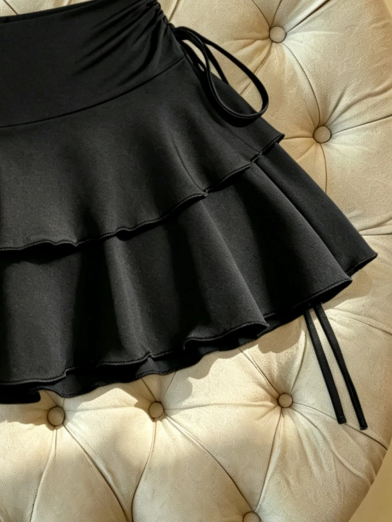Damen Doppellagiger Gerüschter Minirock mit seitlichem Kordelzug, geraffter hoher Taille, ausgestellter Kuchenrock, lässiger, einfarbiger kurzer Rock für Damen – Detail 4