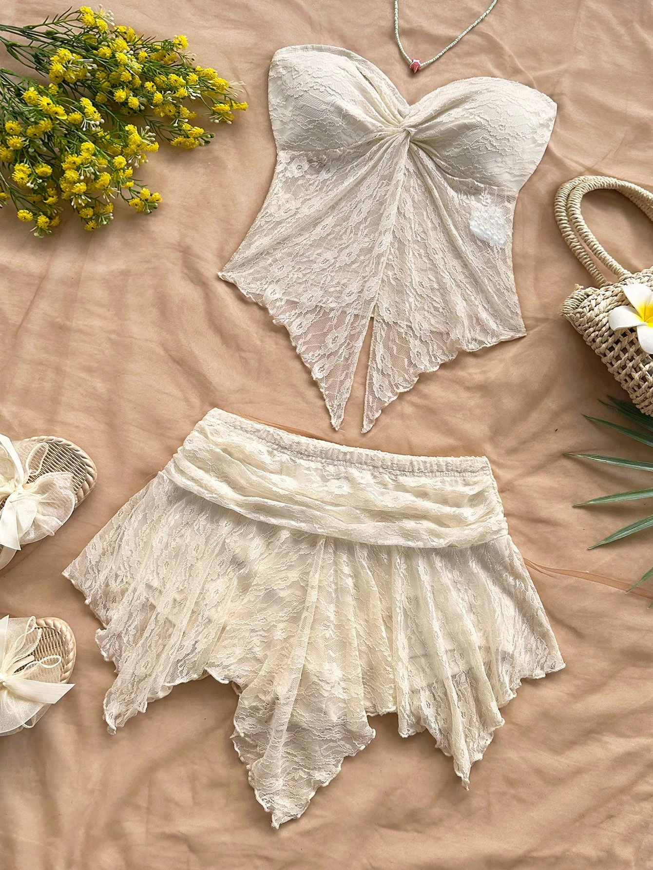 يرتدي السيدة ملابسًا أنيقة مكشوفة الكتفين مع قمة عميقة وتنورة متوسطة الطول. #1