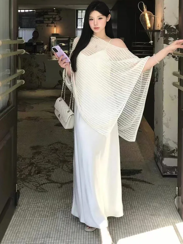 

Элегантный белый комплект из двух предметов: платье с открытыми плечами и вырезами, свободная утягивающая рубашка-накидка. Летняя мода.