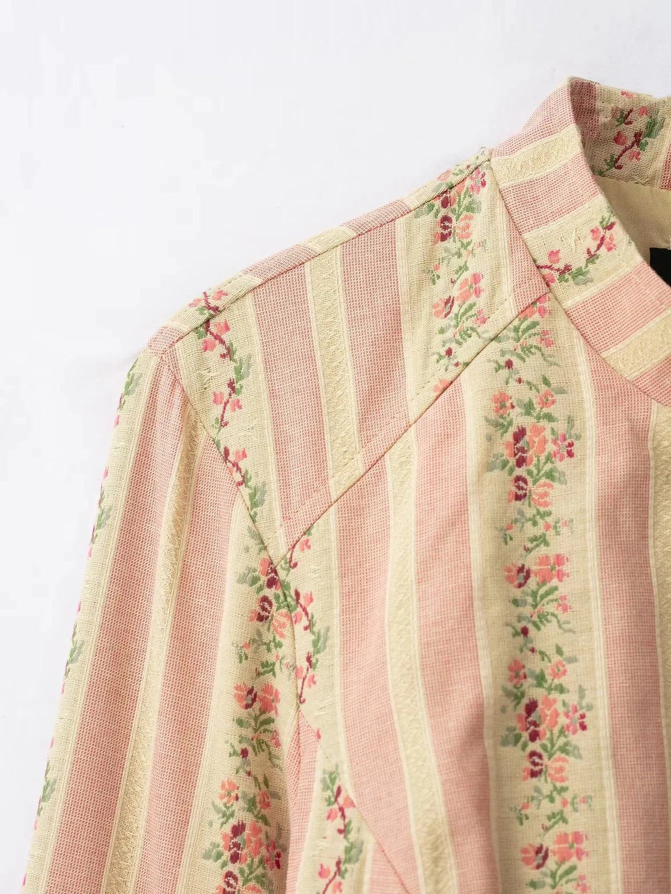 Elegante Damenjacke mit Blumenmuster und Streifen, Jacquard, Herbstmode 2026, Diagonalknöpfe, Stehkragen, lange Ärmel, kurzer Damenmantel – Detail 9