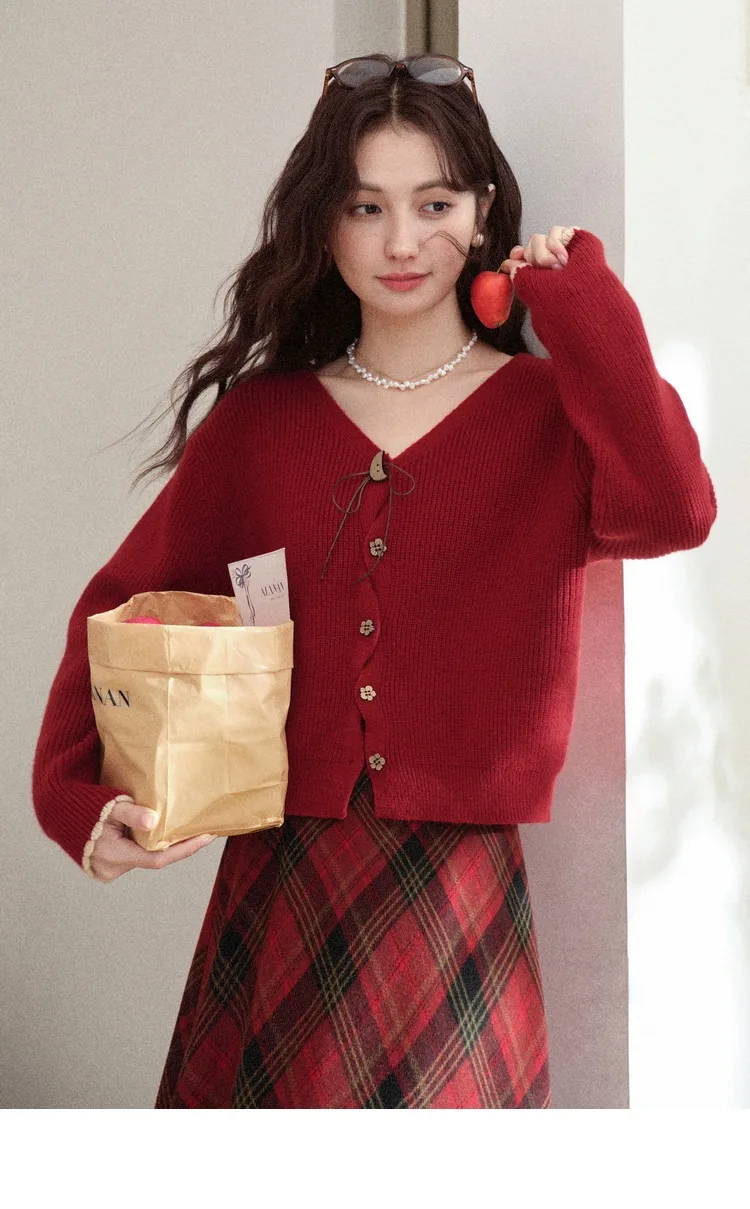 เสื้อคาร์ดิแกนไหมพรมผู้หญิงไซส์ใหญ่ ALXNAN คอวี สีแดง สไตล์เกาหลี สำหรับฤดูหนาว ทรงหลวม อุ่นสบาย สไตล์วินเทจ แขนยาว รุ่น D662300