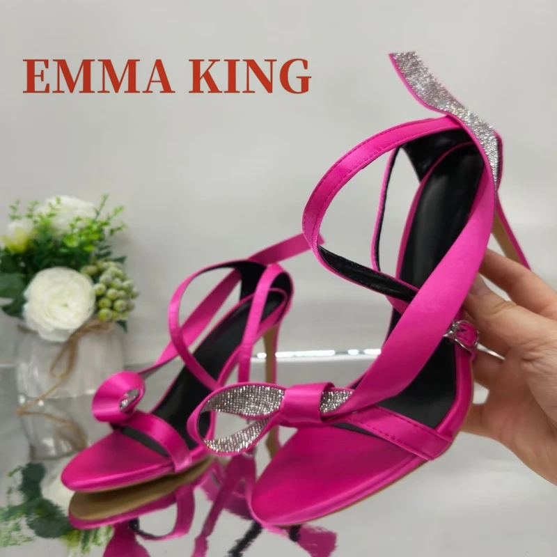 صنادل نسائية بحزام على شكل فيونكة من حجر الراين صنادل نسائية صيفية عصرية من الساتان موديل 2025 صنادل بكعب ستيليتو جديدة مزخرفة بالكريستال #6