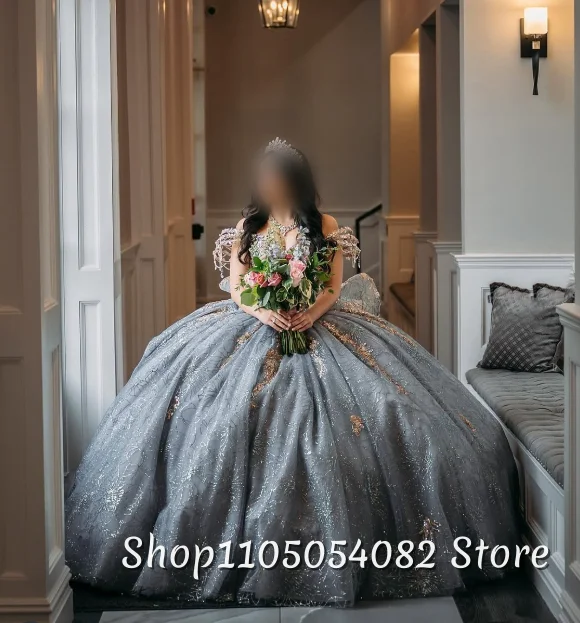 ชุดเดรสงาน Quinceanera คอลเลคชั่นหรูหราสีเงิน ประดับลูกปัดและลูกไม้ ทรงเอไลน์ ชายกระโปรงจีบ สำหรับพิธีฉลองอายุ 15 ปี สามารถสั่งตัดได้