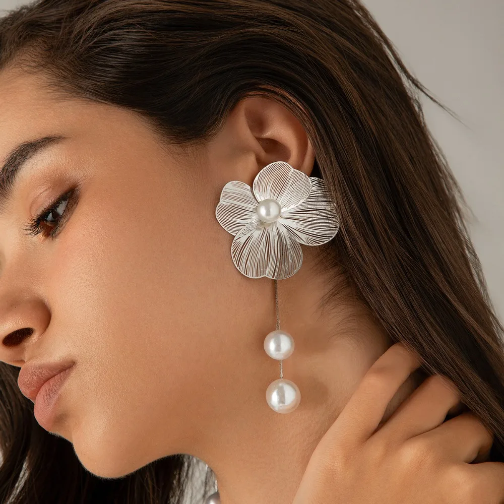 

Sweet Ear Studs Flower Long Hanging Earrings Trendy Metal Petal Earrings Studs Elegant Retro Ginkgo Leaf Hollow Earrings Girls