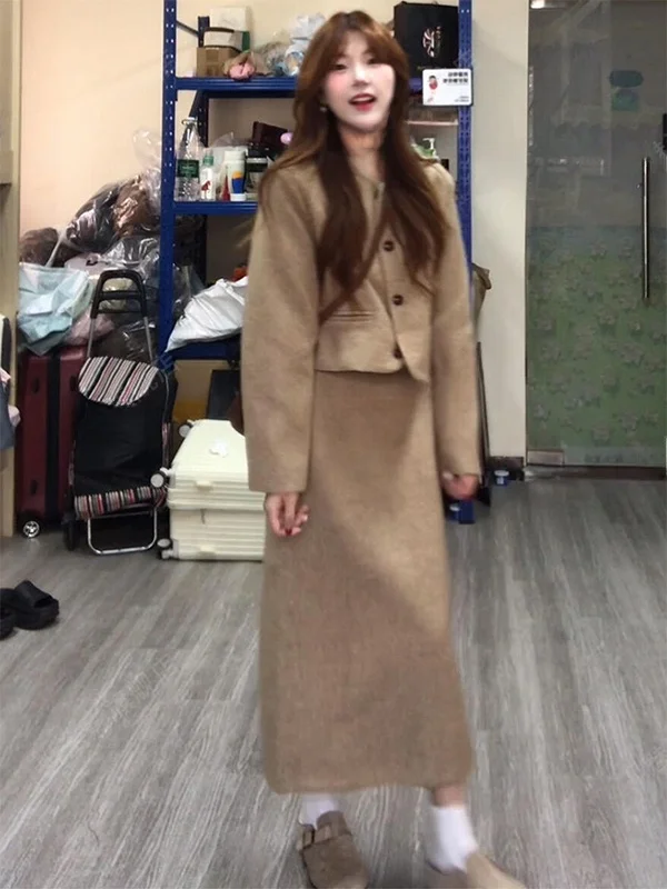 

Корейский ретро-комплект: укороченный жилет без рукавов и юбка с высокой талией. Модный осенне-зимний теплый комплект прямого кроя.