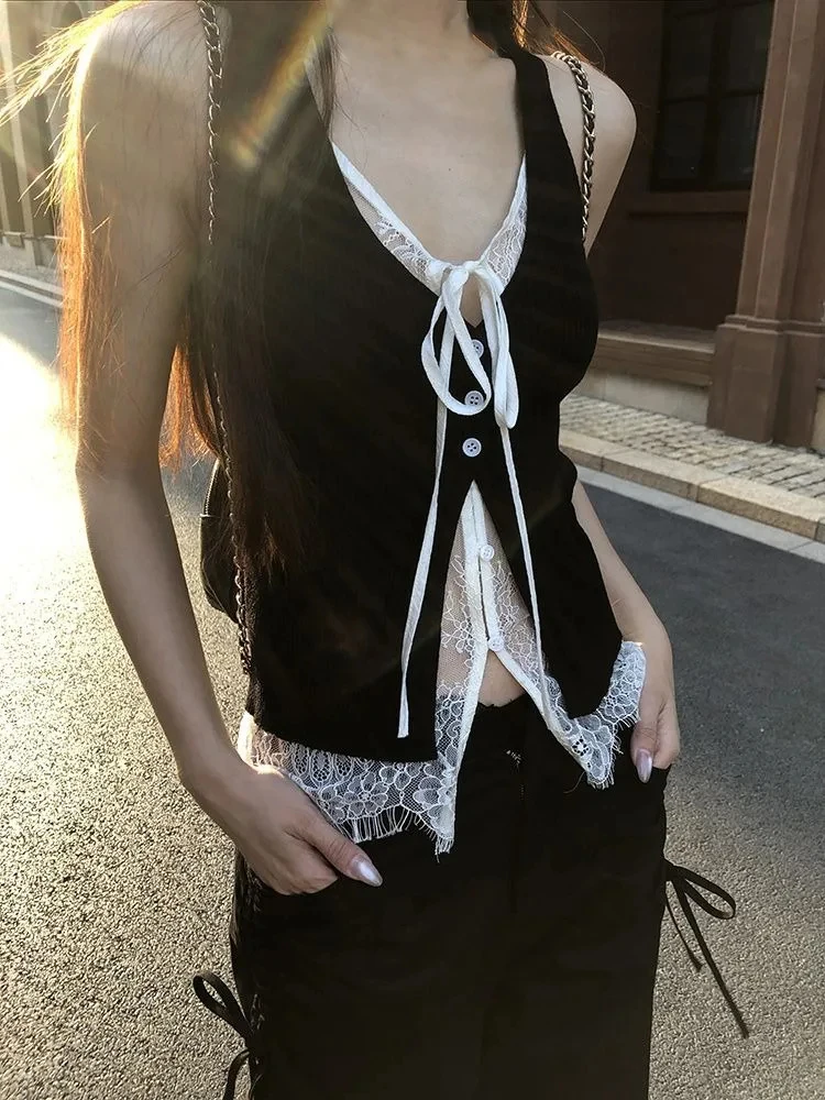 2025 صيف جديد بلا أكمام تانك القمم الدانتيل المرقعة وهمية قطعتين تي شيرت موضة حلوة كل مباراة سترة سوداء للنساء