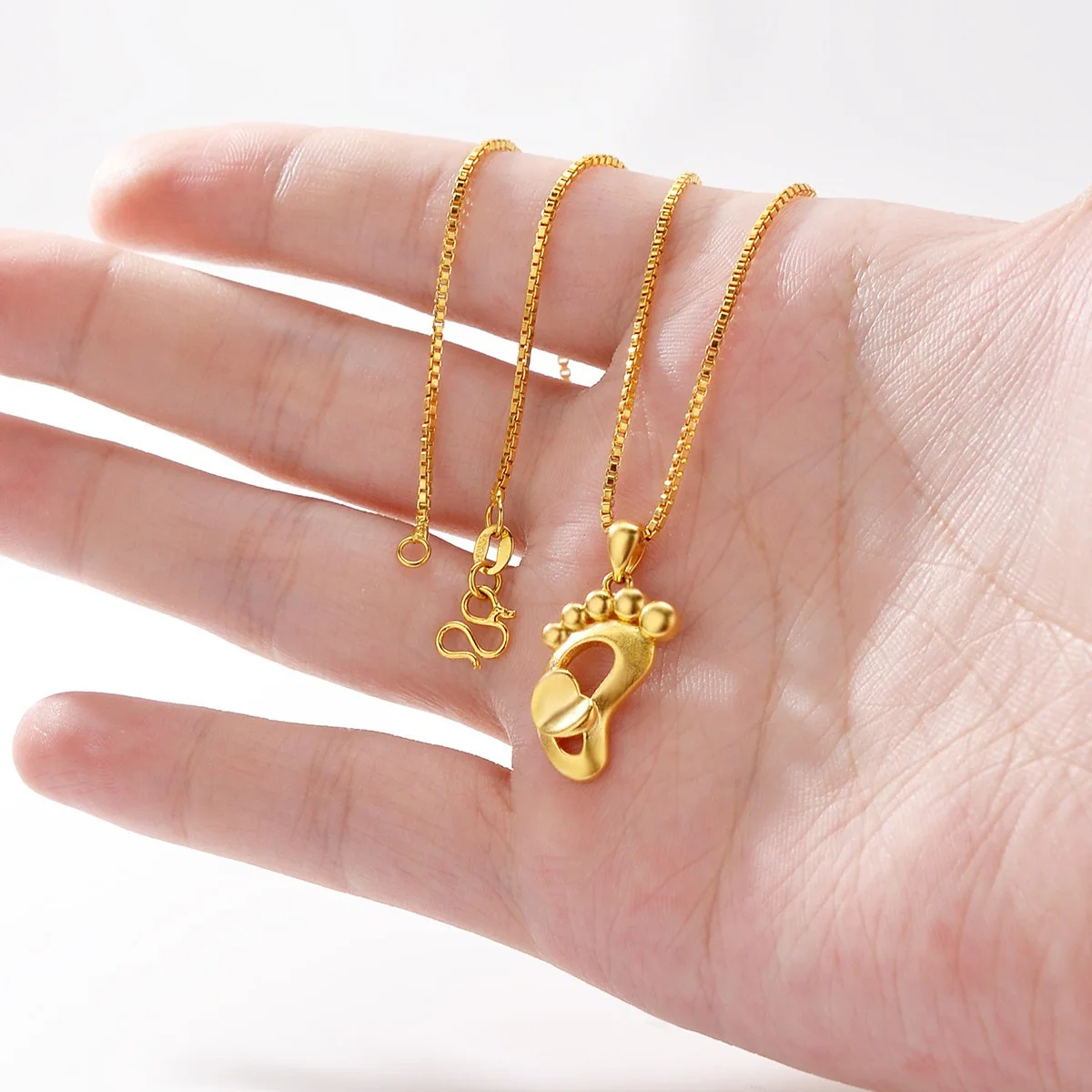 AU999 Gold Jewelry Womens Necklace Japanese and Korean Fashion Creative Foot Pendant 24K Pure Gold Short Clavicle Chain Necklace