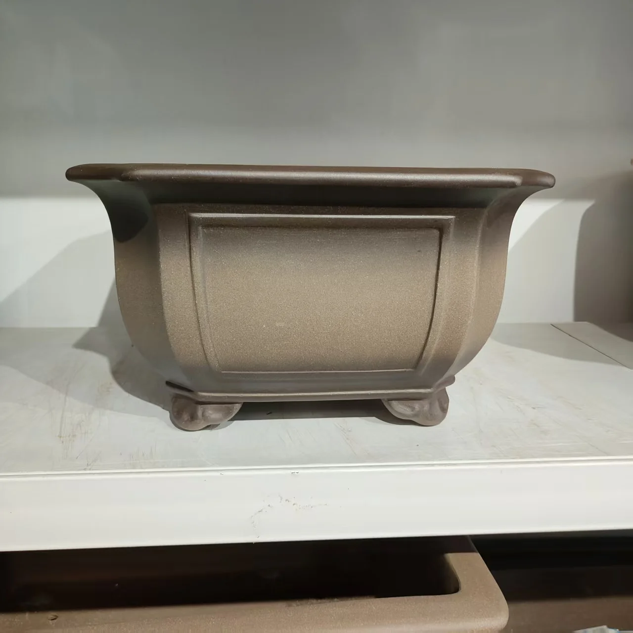 

Квадратный серый античный стиль, неглазированный горшок Yixing Bonsai с облачным дизайном ножек