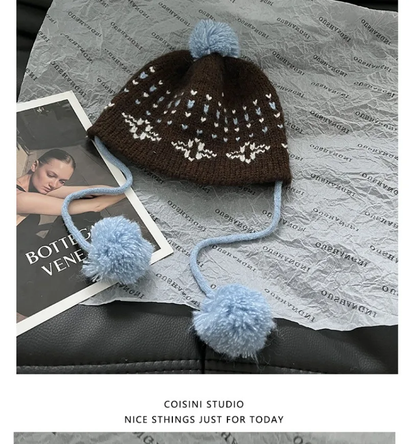 Japanische Fel Island Jacquard Pompon-Strickmütze für Damen, warme Wintermütze für Outdoor-Aktivitäten, Radfahren, Ohrenschutz, Bombermütze – Detail 10