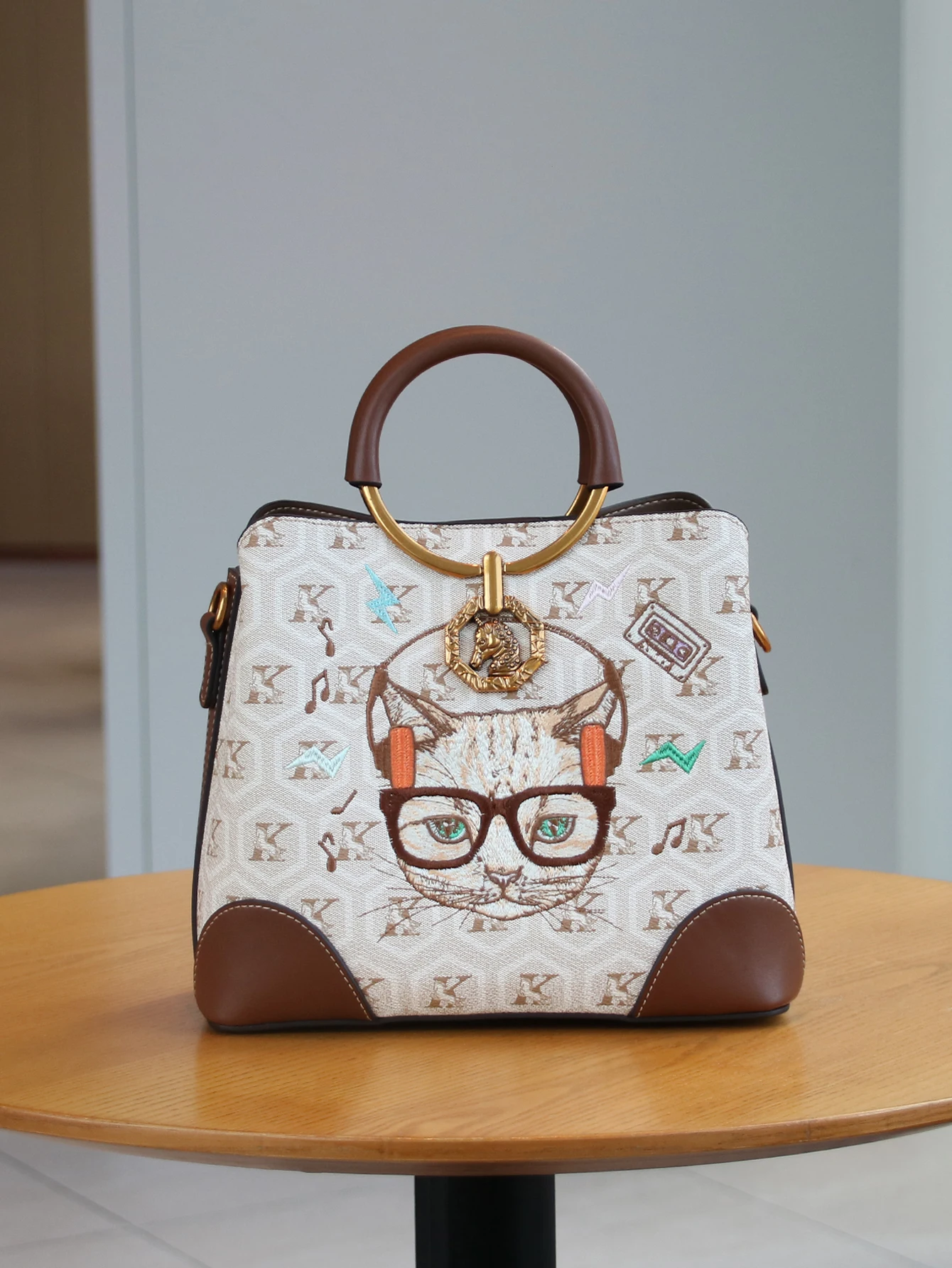 

Fashionable new 2025 handbag retro cartoon cat head embroidery design fashionable commuter large-capacity portable bucket bag sl