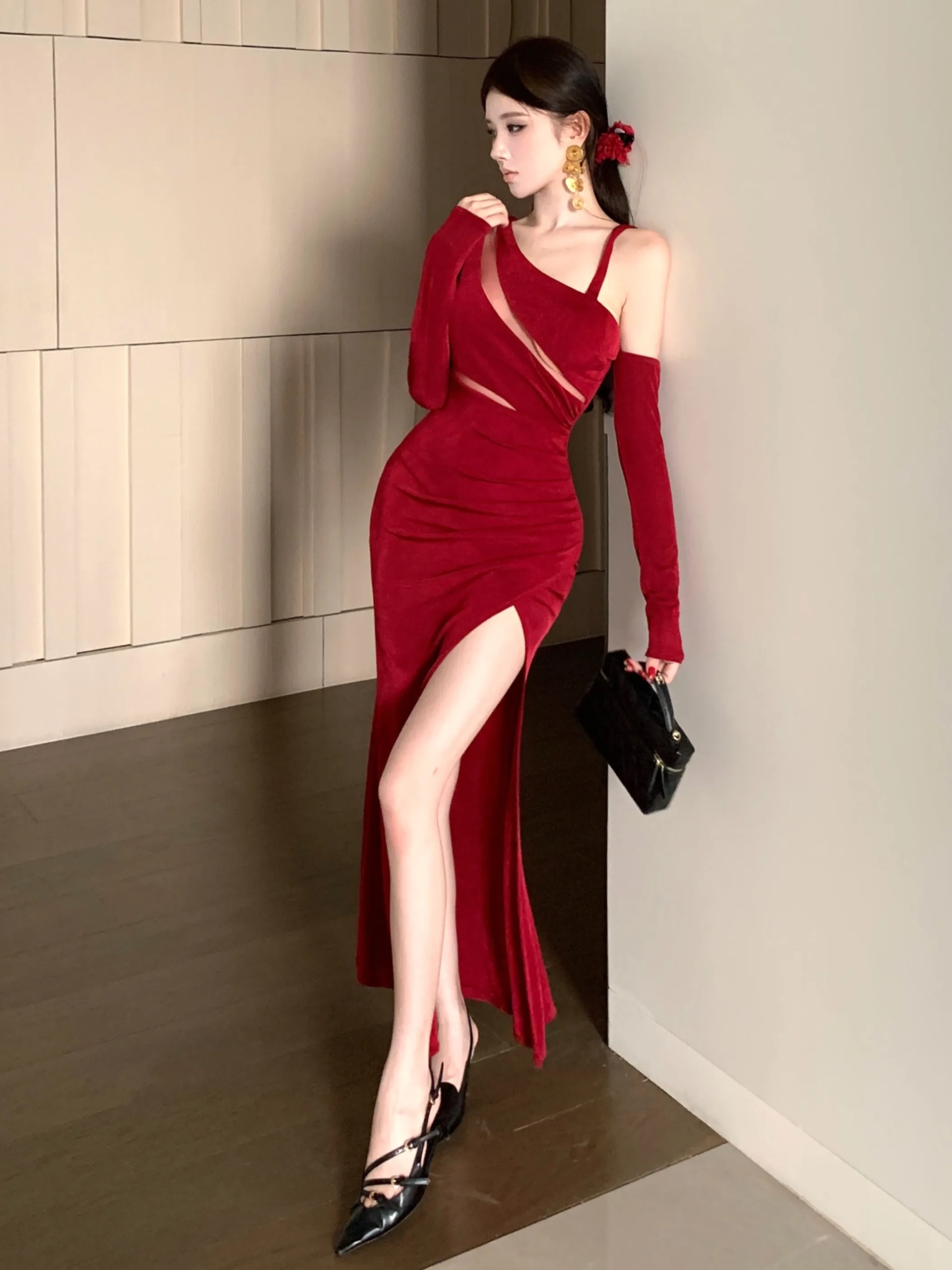 Vestido de noche rojo lujoso de un solo hombro para mujer, vestido ceñido con abertura escalonada y fruncido tallado para evento femenino, vestido elegante para presentador de graduación