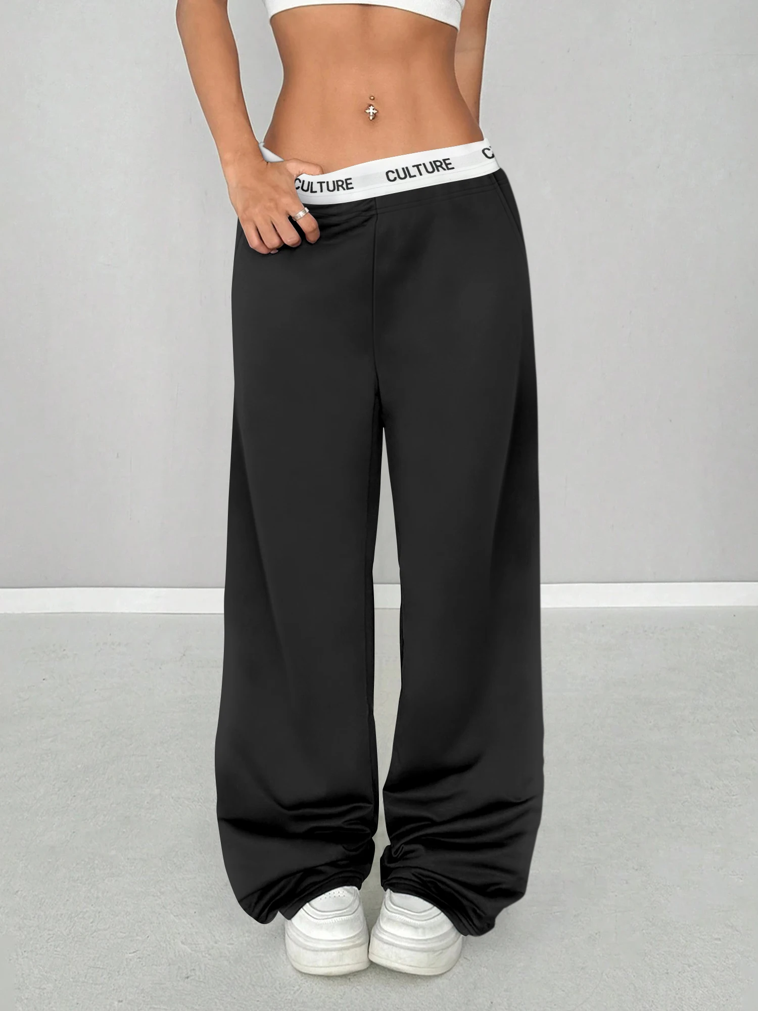 

Женские черные широкие спортивные штаны. Модные повседневные брюки свободного кроя с эластичной резинкой на талии и карманами.