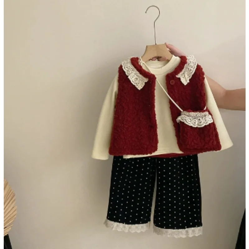 

Корейская версия для девочек, зимний плюшевый кружевной жилет с плюшевой базовой рубашкой, 2025 г., кружевные повседневные брюки в горошек, модный комплект из трех предметов