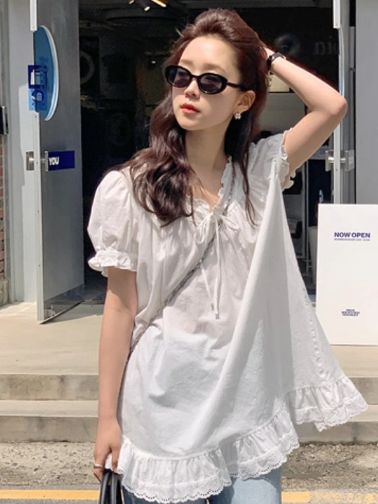 Biała kwiatowa aplikacja, łączona z oryginalnym wzorem wiązania, modna damska odzież, nowość na lato 2024.