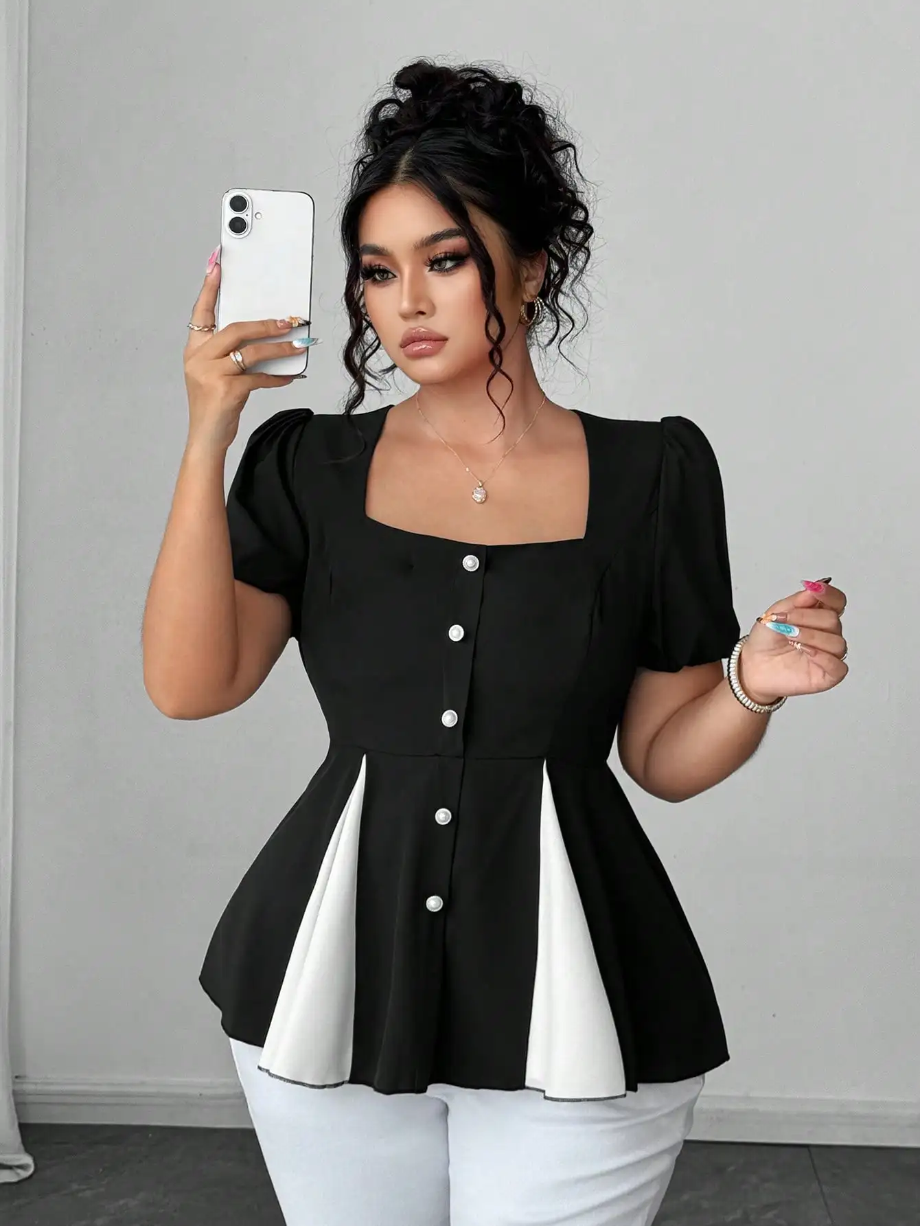 

Черно-белая блузка с оборками, пуговицами из искусственного жемчуга и пышными рукавами для женщин