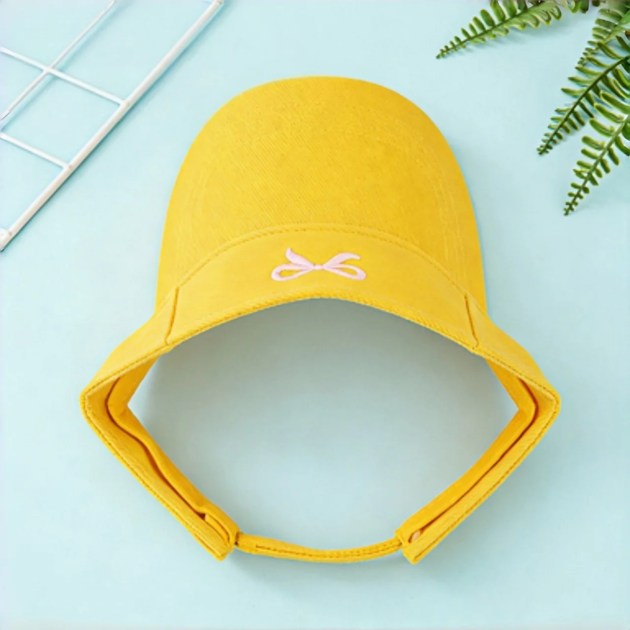 Cute blue sun visors and pink bows: The perfect summer outfit, adding a sweet atmosphere, in a everyday look, indispensable in