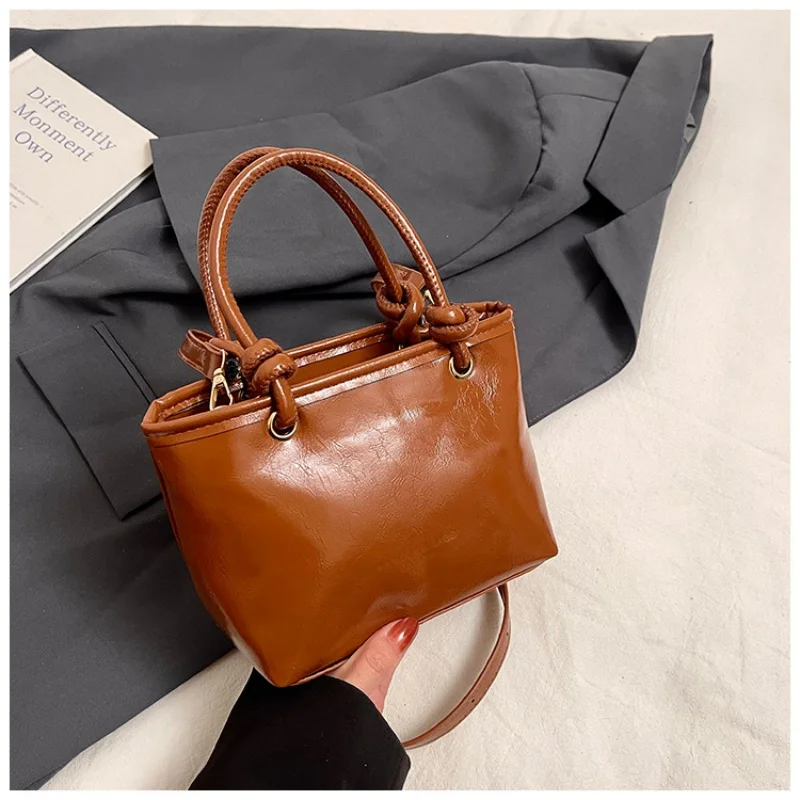 2025 nueva moda invierno versión coreana tendencia hermosa Color sólido Casual Simple bandolera bolso de cubo portátil mujeres