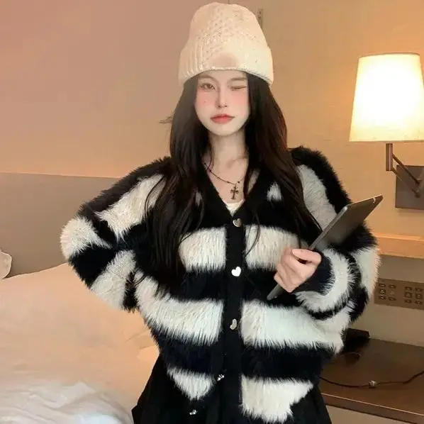 

New Short Striped Mink Fur Sweater Jacket for Women New V-neck High-end Knitted Cardigan