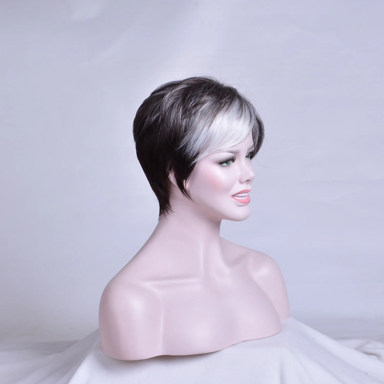 Cute Short Hair Synthetic Wigs with Bangs Soft Grey To Black Mommy Hair Ombre Hairstyle Party Daily Wigs for Women