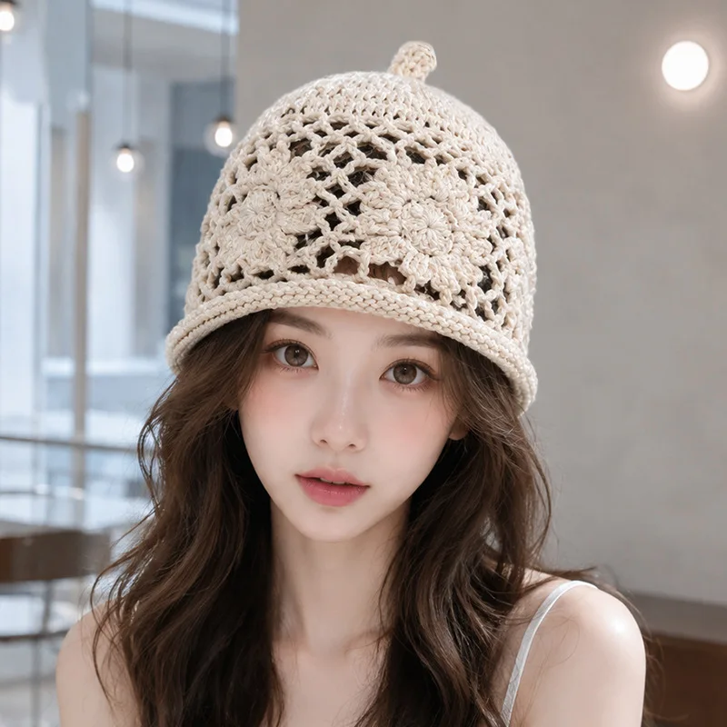 Neue handgemachte Häkelmütze mit hohlen Blumenmustern für Damen, atmungsaktive und vielseitige künstlerische Beanie-Mütze für den Herbst. – Detail 1