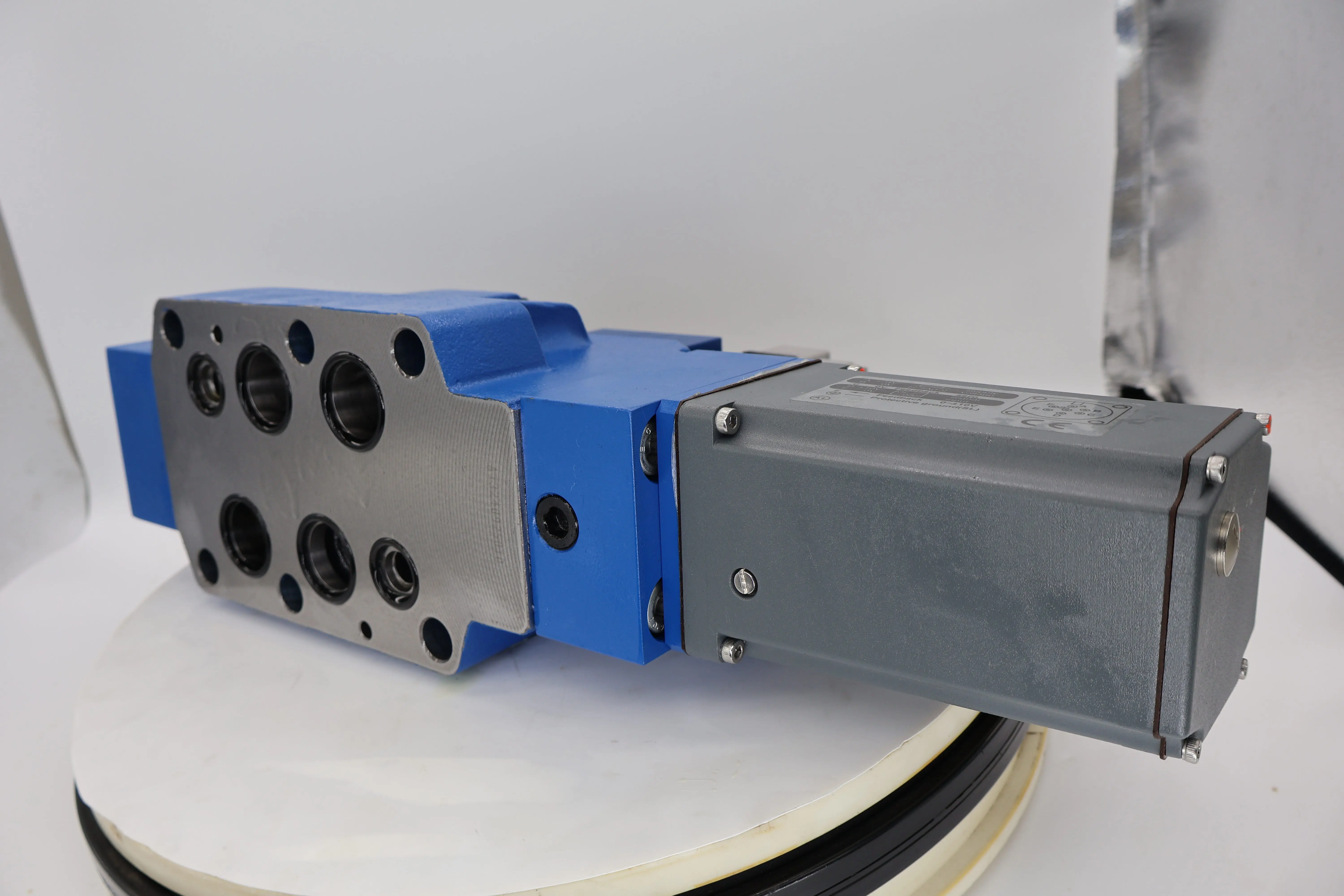 

4WRKE 4WRKE10W6-100L-34/6EG24K31/F1D3M 4WRKE16E150L-3X/6EG24ETK31/A1D3M Пропорциональные направляющие клапаны/управлением пилота