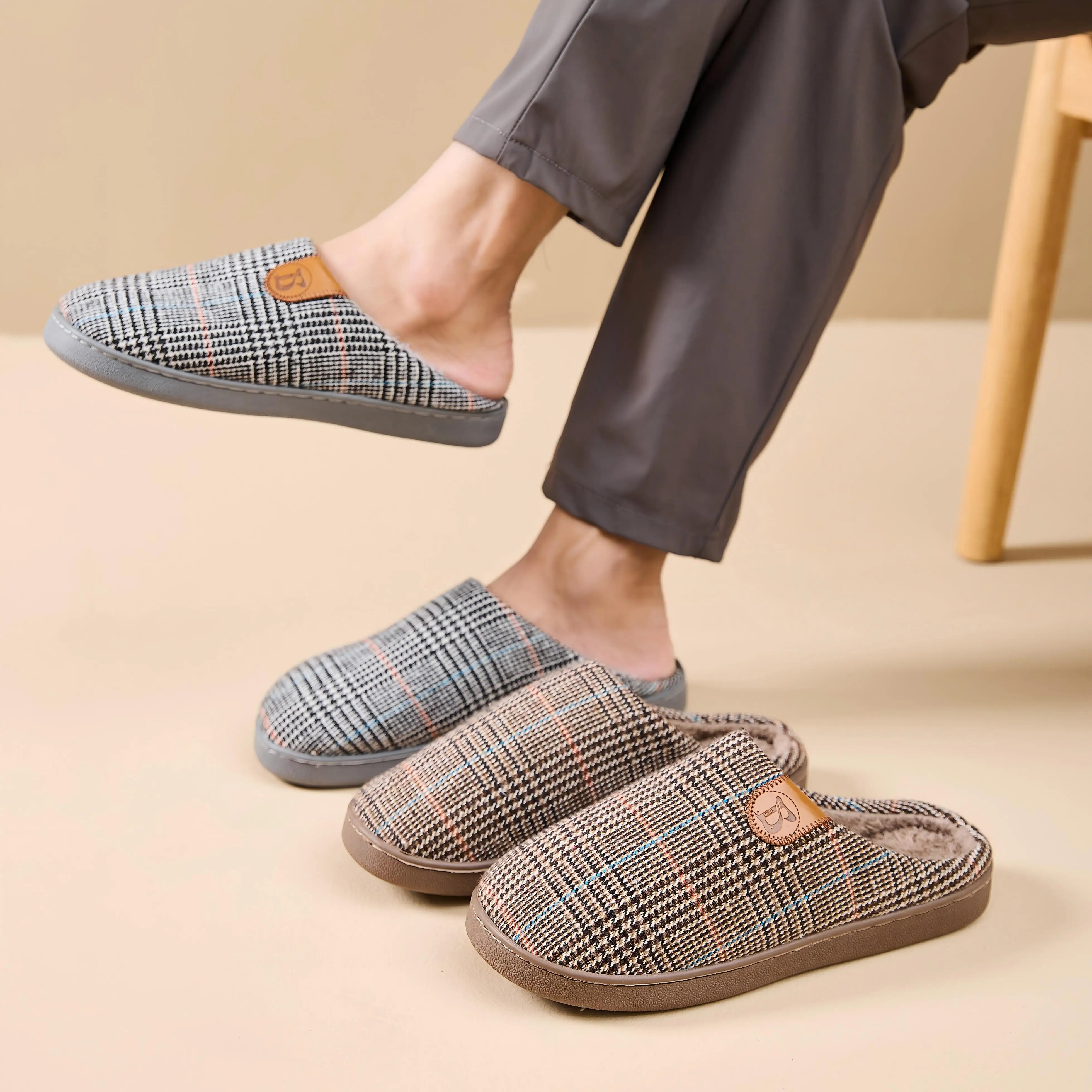 

Retro plaid suede slippers, soft and warm indoor slippers, simple solid color with letter patterns, suitable for home