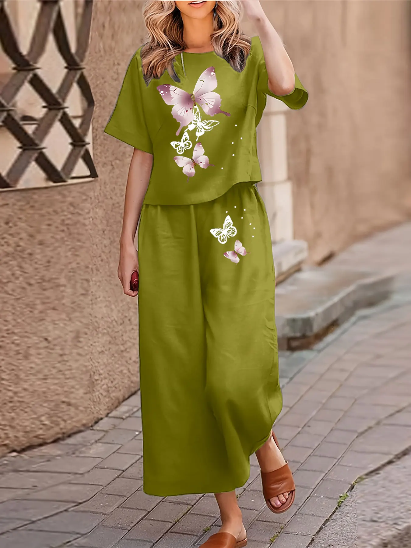 Damski komplet dwuczęściowy plus size, casualowy, koszulka z krótkim rękawem i nadrukiem, spodnie, luźny krój, okrągły dekolt.