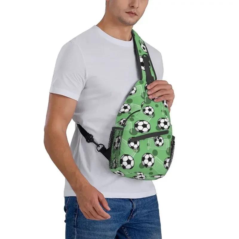 Bola de futebol e gol verde padrão Sling peito saco, mochila crossbody ombro futebol personalizado para homens, ciclismo, acampamento Daypack