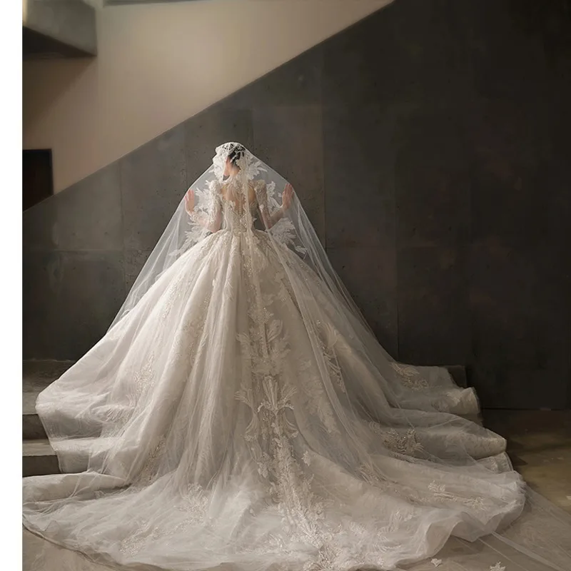 حبة التطريز الأبيض فستان الزفاف الفرنسية الخامس الرقبة فستان الزفاف الفاخرة سوبر الثقيلة القطار الرئيسي الشتاء مساء فستان أنيق