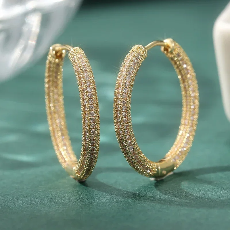 Luxuriöse Kreolen mit Zirkonia-Inlay für Damen, zarte gold-/silberfarbene Party- und Bankett-Ohrringe, charmanter Schmuck. – Detail 4