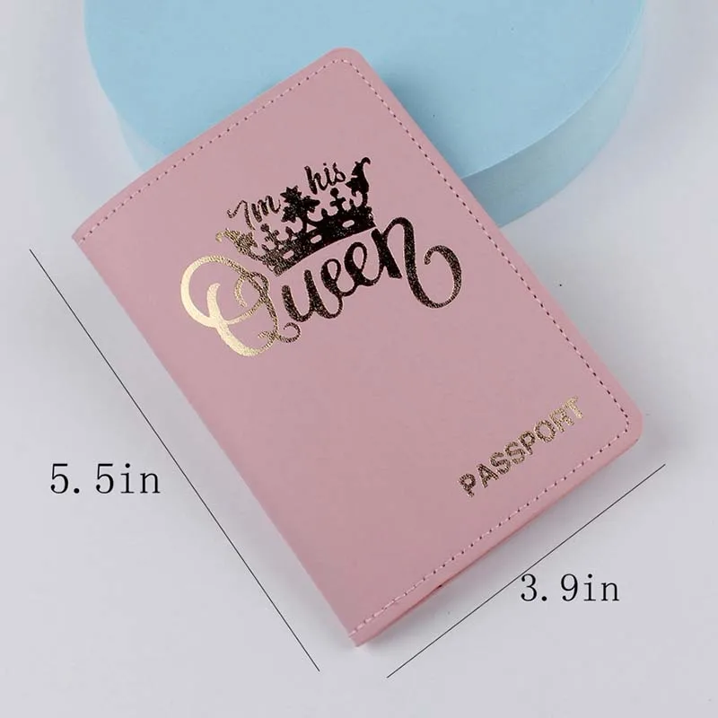 Funda de pasaporte para pareja, estampado en caliente "KING & QUEEN", nuevo amante Funda de pasaporte de viaje para hombres y mujeres, soporte de pasaporte de boda, regalo de boda de moda