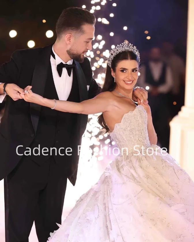 تخصيص 2025 فساتين فاخرة بدون حمالات على شكل حرف a الزفاف بريق مطرز يزين ثلاثية الأبعاد الأزهار زي العرائس الفاخرة