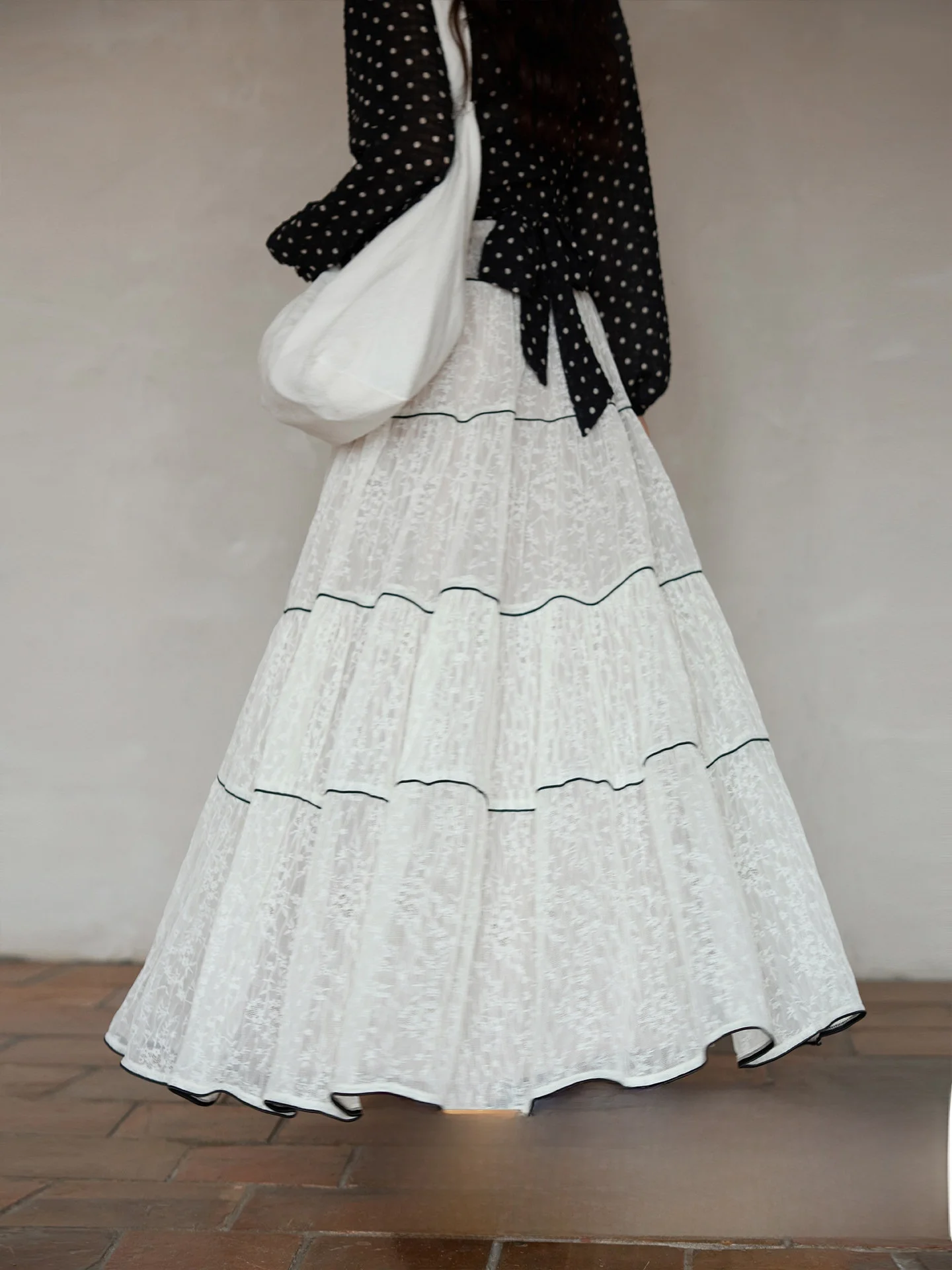 

Элегантная белая юбка с завышенной талией для женщин: модный асимметричный дизайн А-силуэта для весеннего гардероба, простой стиль для офиса